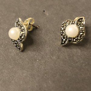 -Women's Silver Tone Marcasite Pearl Earrings Size OS